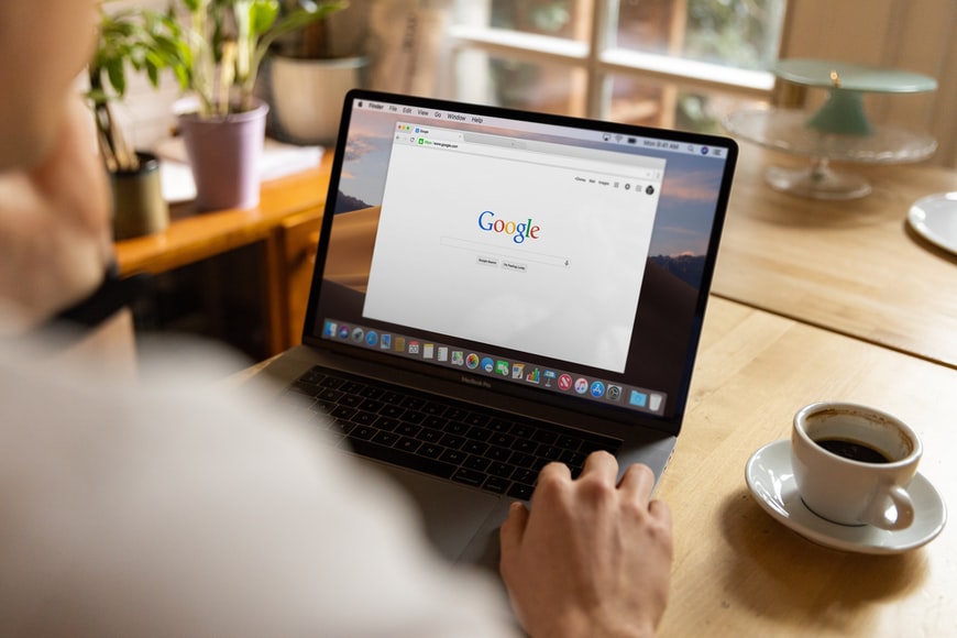 Moteur de recherche google sur un écran d'ordinateur