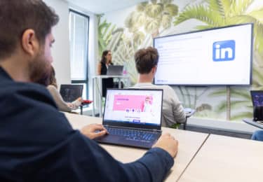 Comment s’orienter dans le digital après le bac sans passer par l’université ?